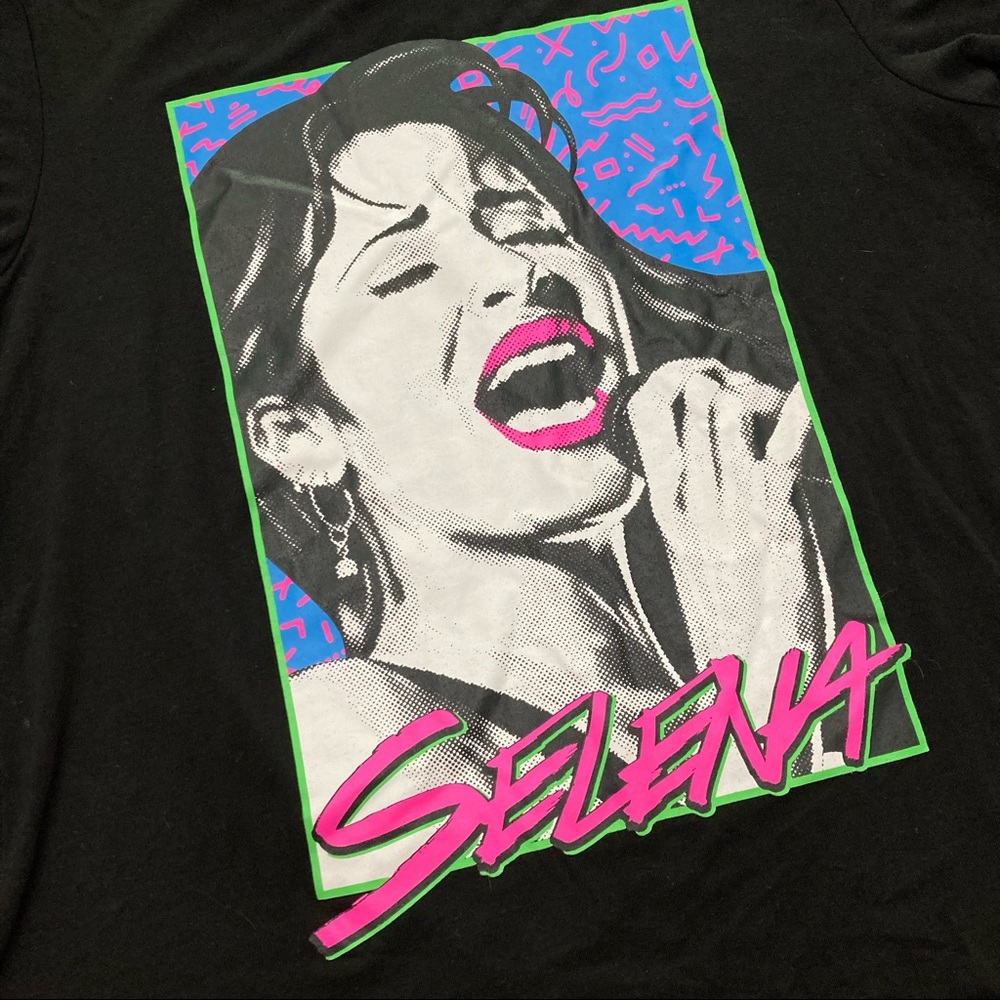 Selena Tee M